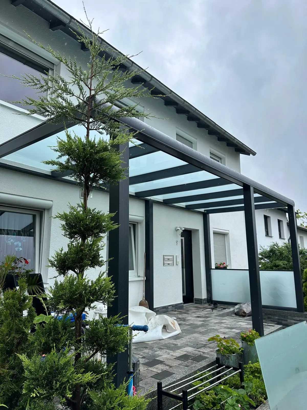 Terrassenüberdachung aus Glas und Aluminium