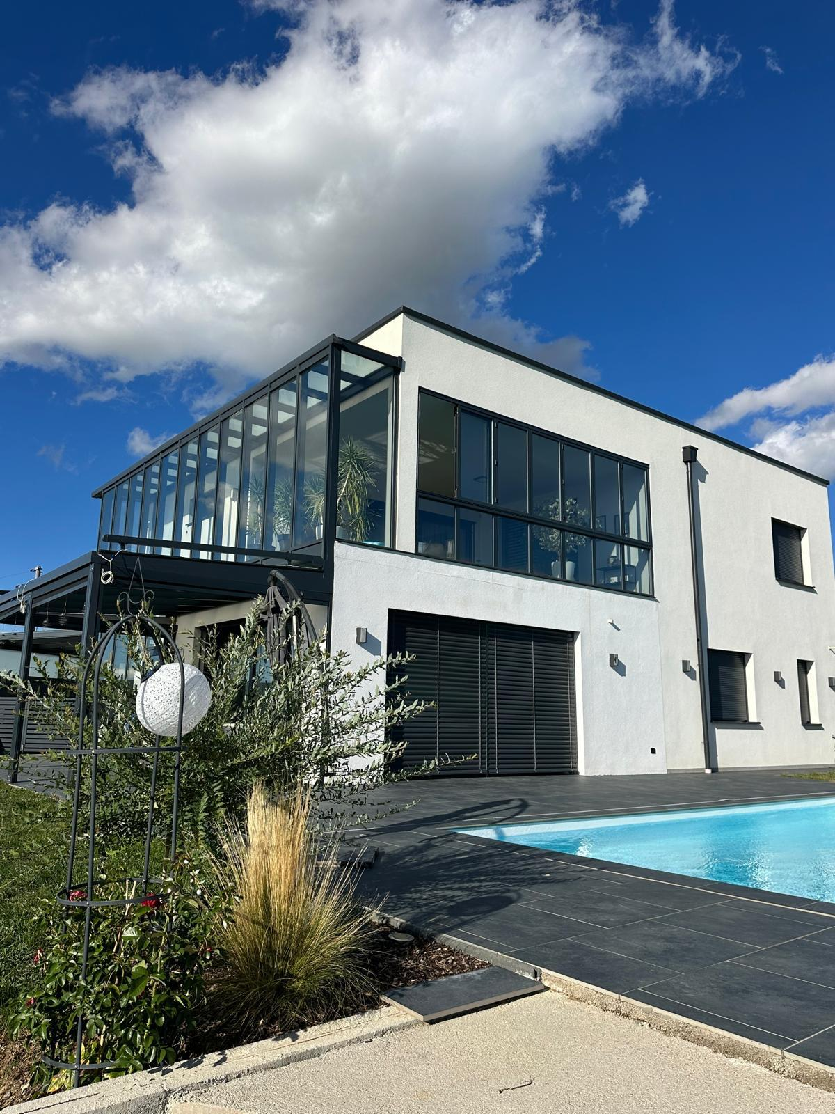 Wohnhaus mit verglastem Anbau