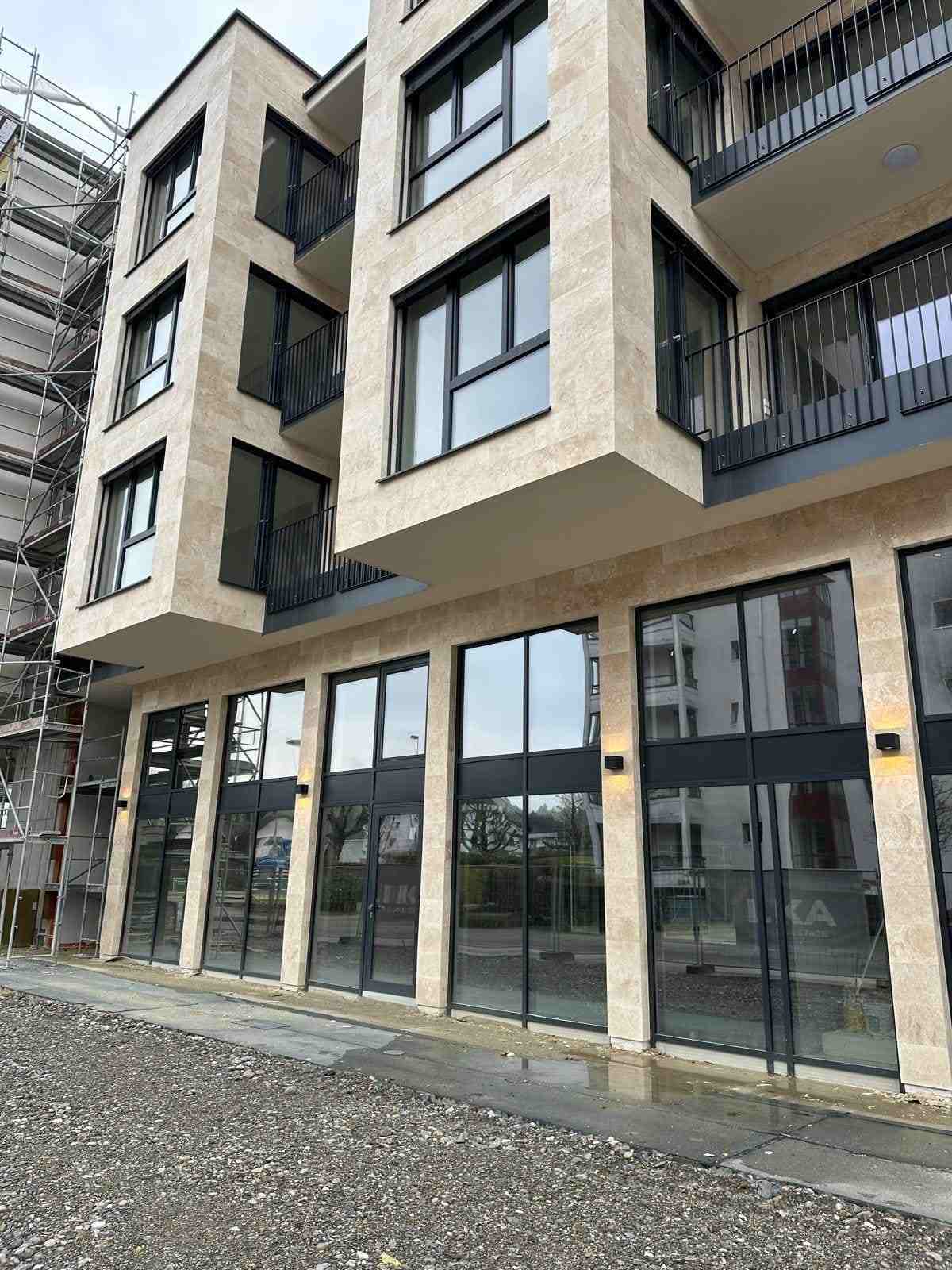 Mehrgeschossiges Wohngebäude mit montierten Fensterfronten