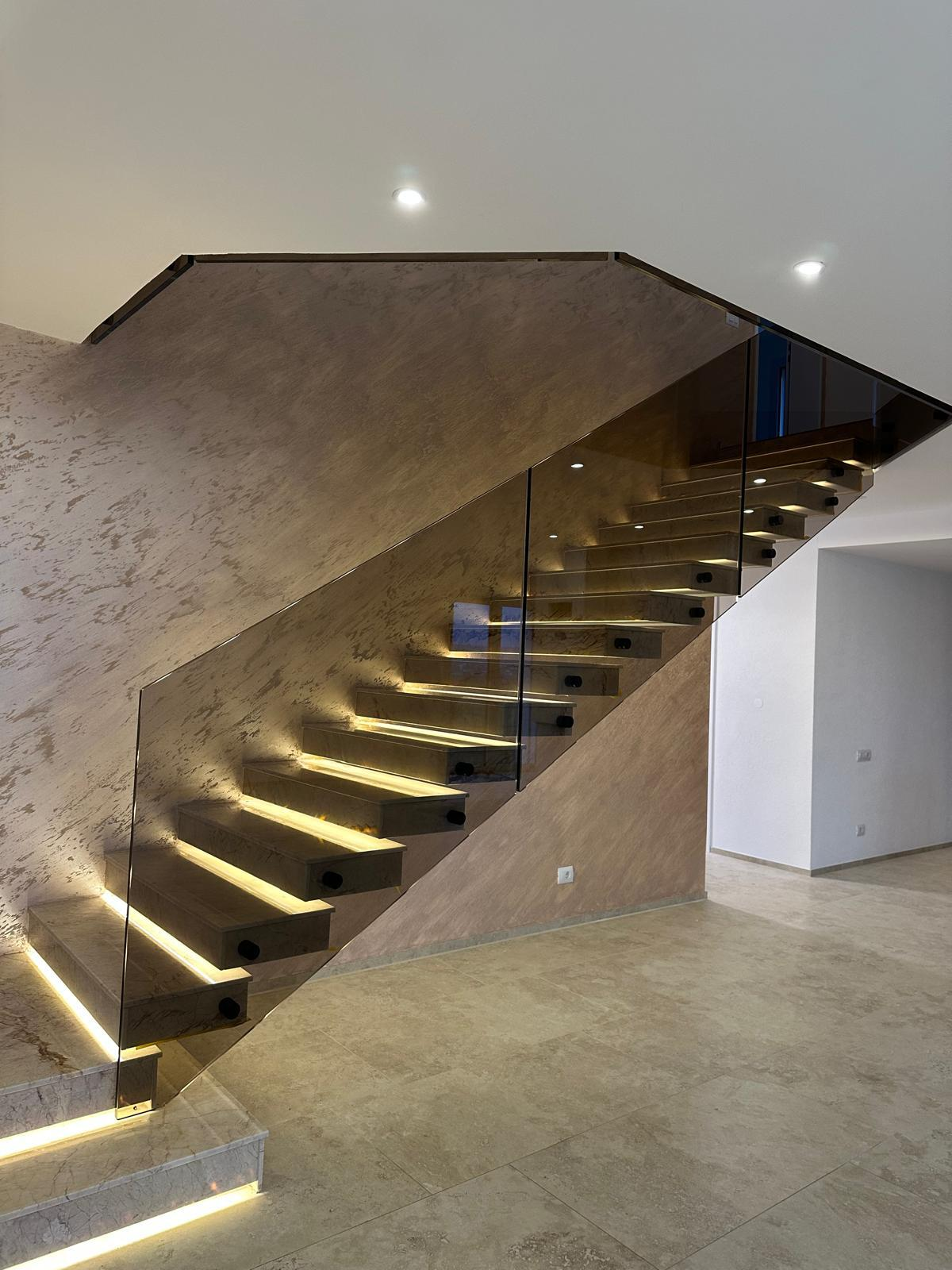 Beleuchtete Treppe mit massgefertigtem Ganzglasgeländer