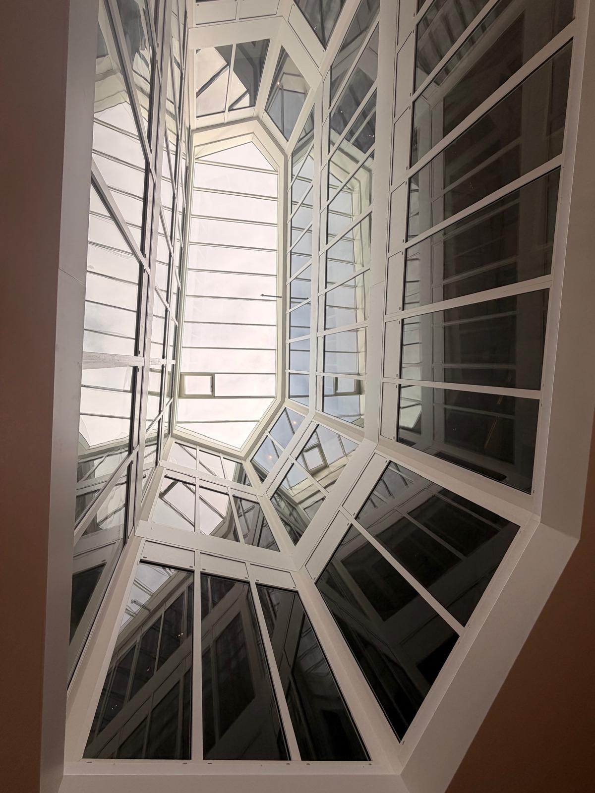 Geometrische Glaskonstruktion in einem Atrium