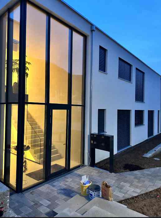 Verglaster Hauseingang mit Aluminiumprofilen