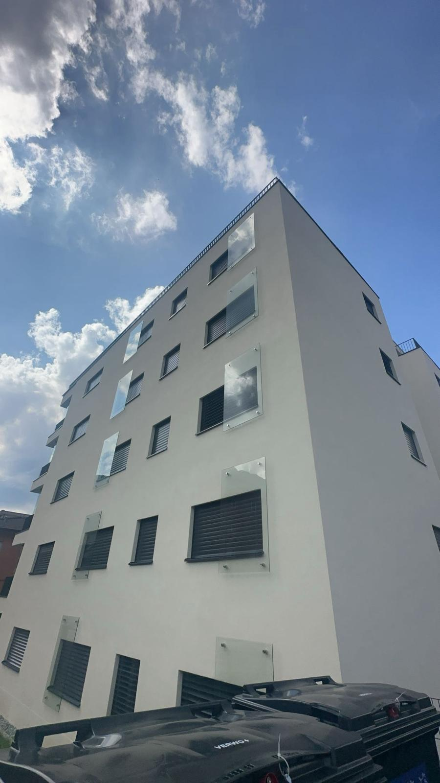 Fassade mit Sonnenschutz und Glasblenden