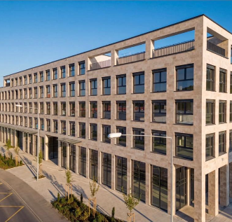 Mehrgeschossige Fassade mit regelmässigem Fensterraster