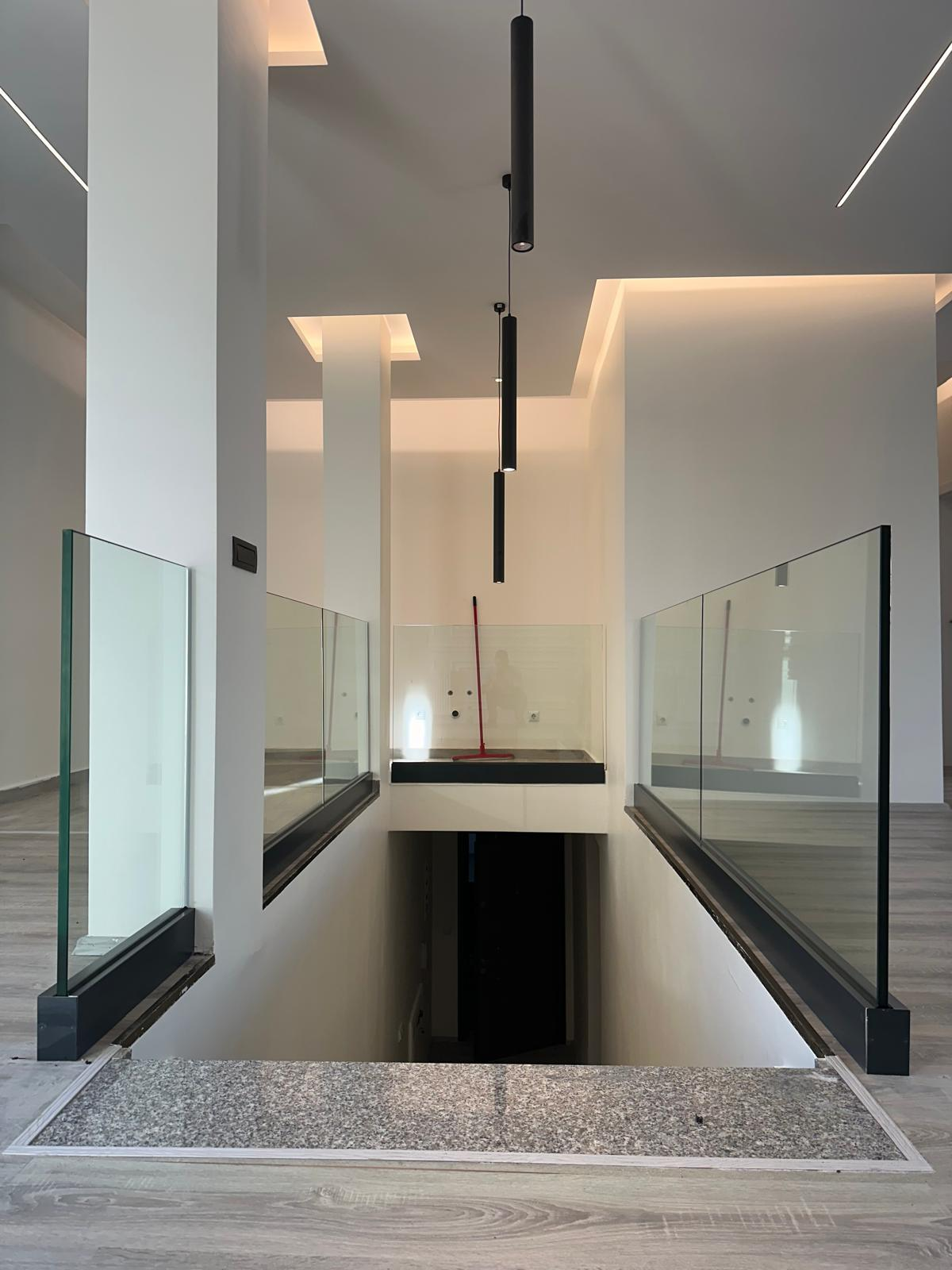 Ganzglasgeländer rund um einen Treppenaufgang